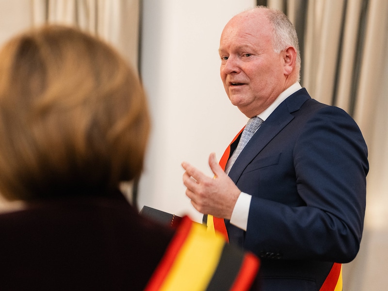 Burgemeester Koen Loete liet de nieuwe ad interim manager maandagavond het woord voeren.