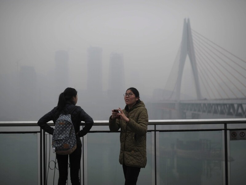 Een vrouw probeert een foto te nemen in het zuidwesten van Chongqing.