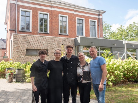 Het team van eetcafé De Pastorij in Kalken viert de 10de verjaardag.