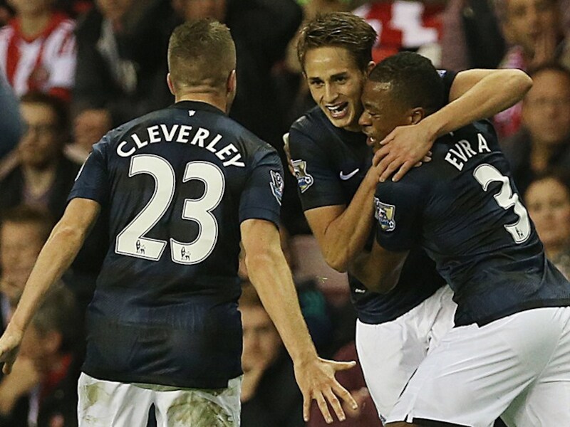 Januzaj omarmt Evra na zijn assist bij de 1-1.
