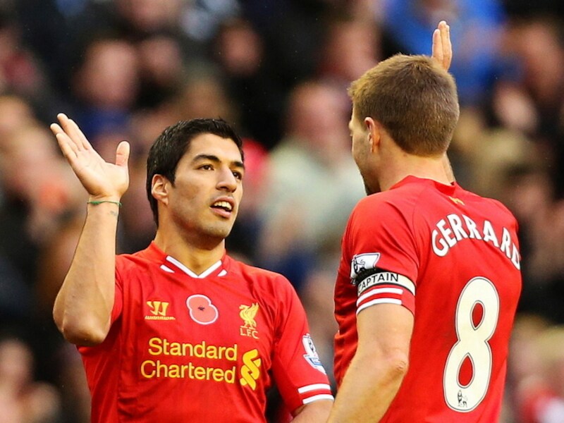 Luis Suarez (l) en Steven Gerrard zijn blij met elkaar.