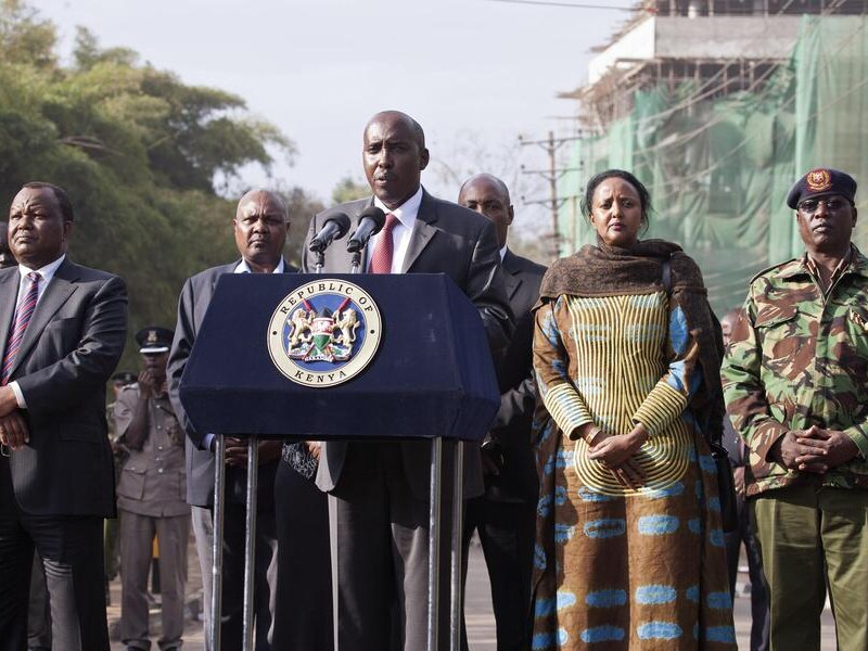 Keniaans Binnenlandminister Joseph Ole Lenku (midden).