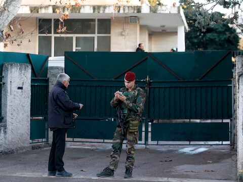 Een Franse soldaat beveiligt de toegang tot een joodse school in Marseille nadat een tiener met een machete een joodse leraar aanviel.