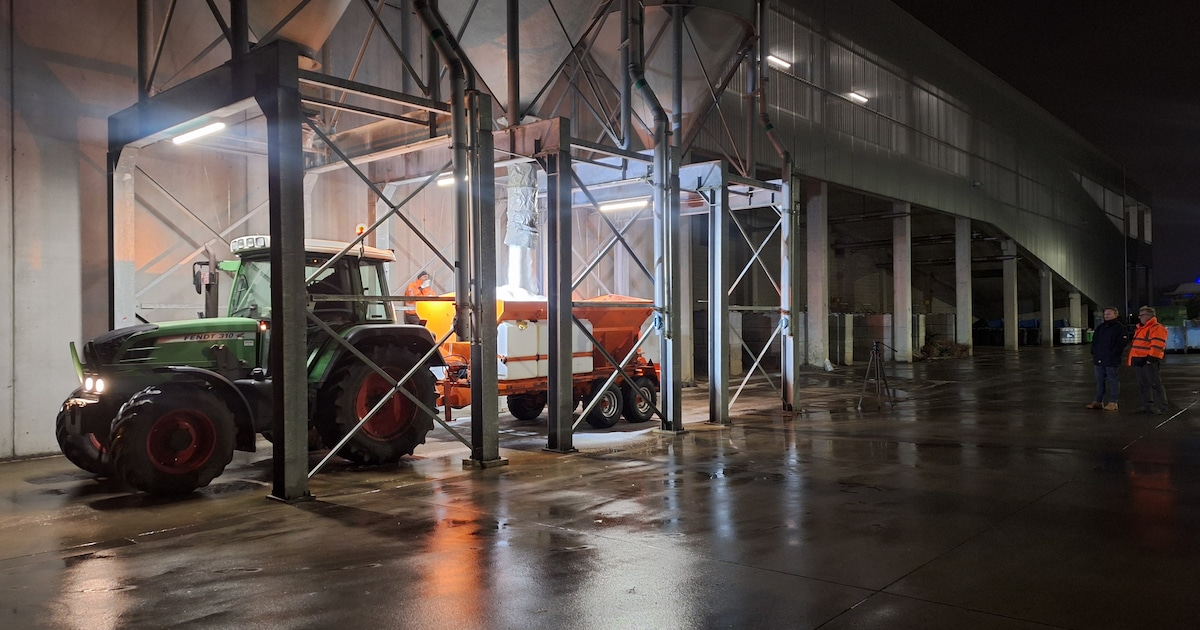 Landbouwers springen uitvoeringsdiensten bij om te strooien: “Blij dat we kunnen helpen”