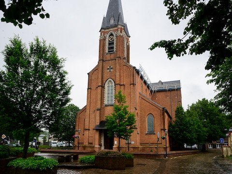 Een archiefbeeld van de kerk van Emblem.