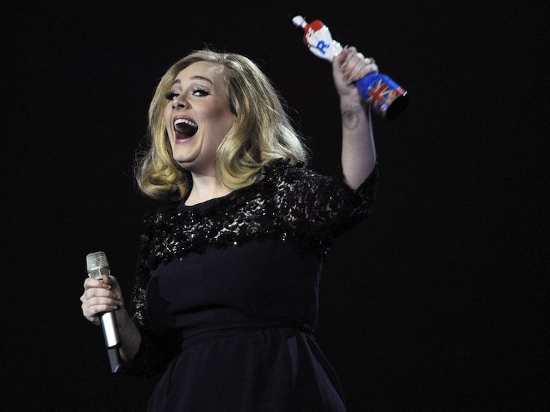 Adele showt haar award 'Best British Album of the Year'.