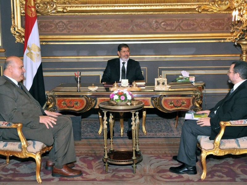 Archiefbeeld. Mohammed Mursi (midden) met ex-vicepresident Mukki (links) en premier Qandil (rechts)