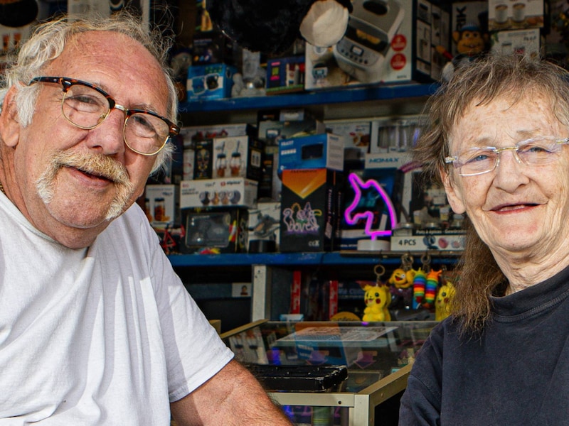 Roger (74) krijgt 310 euro pensioen en blijft samen met zijn vrouw Rita (70) op de kermis werken: “Ik kan anders niet leven”