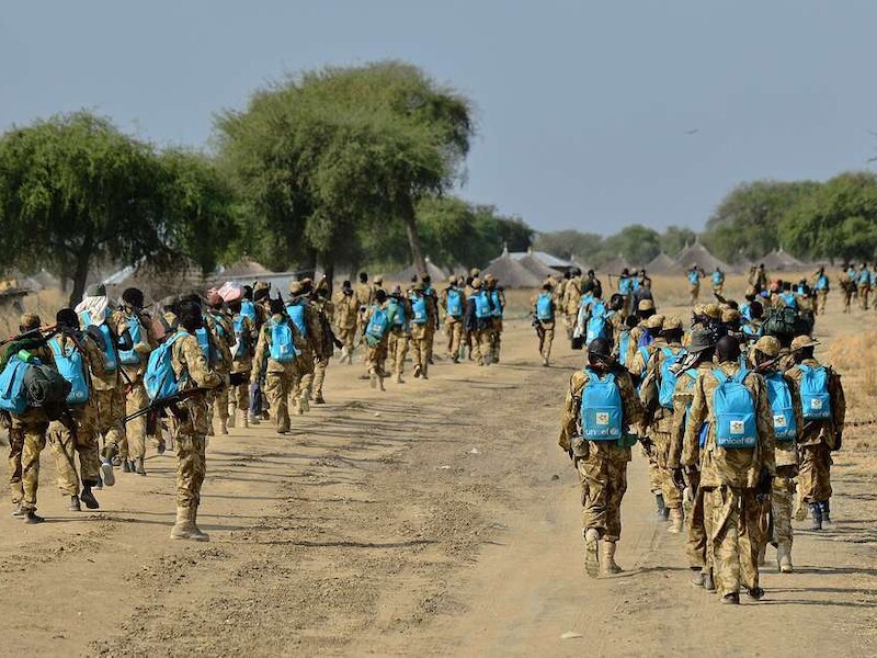 Zuid-Soedanese regeringstroepen met de helderblauwe 'Terug naar School' rugzakjes van Unicef.