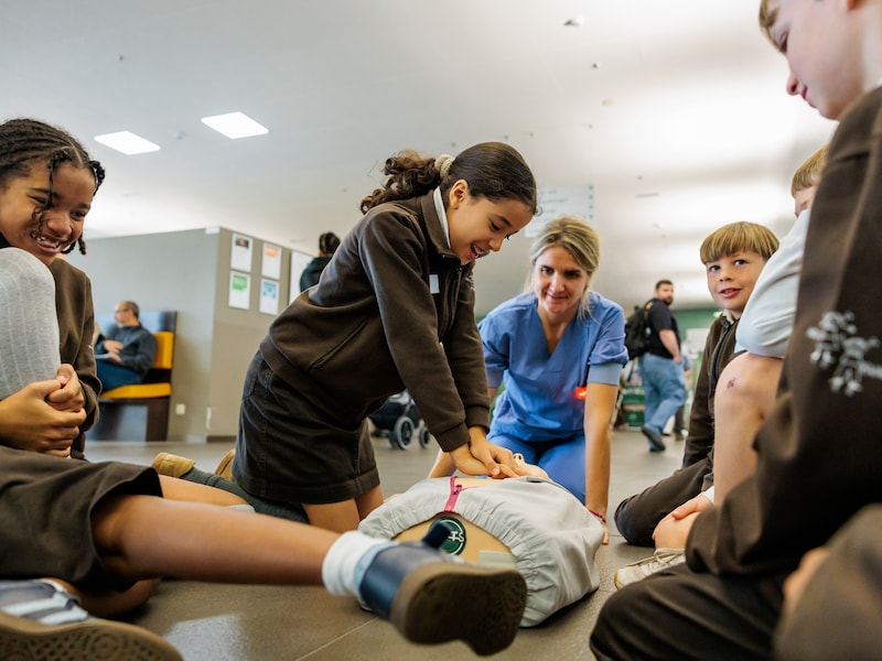 ZAS leert 80 lagereschoolkinderen reanimeren op World Restart a Heart Day.