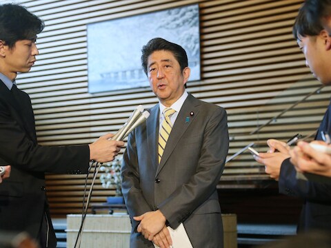De Japanse premier Shinzo Abe wordt in zijn residentie geïnterviewd.