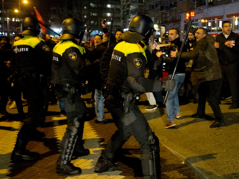 Het kwam tot rellen tussen de Nederlandse politie en Turkse betogers.