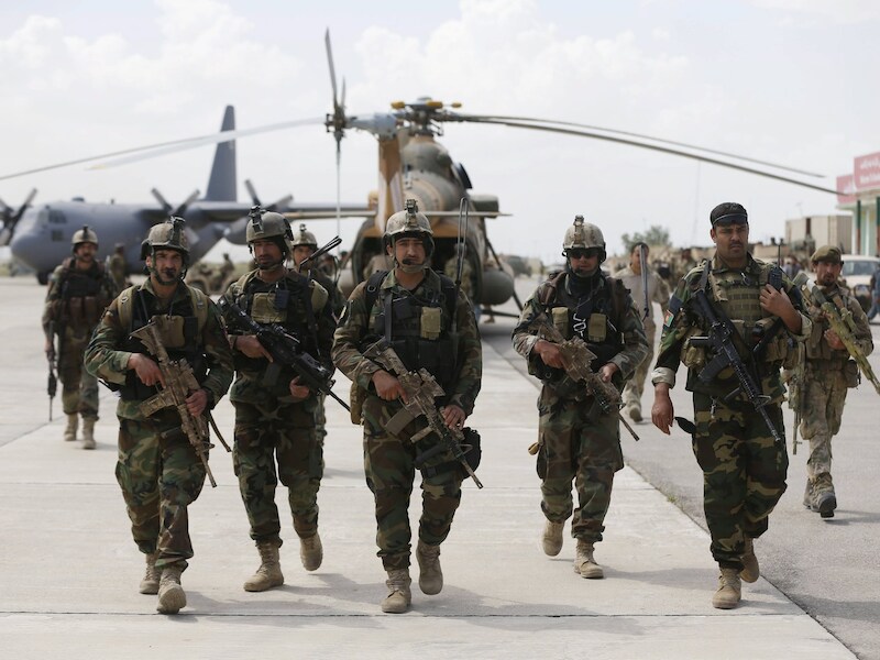 Afghaanse soldaten komen aan in Kunduz.