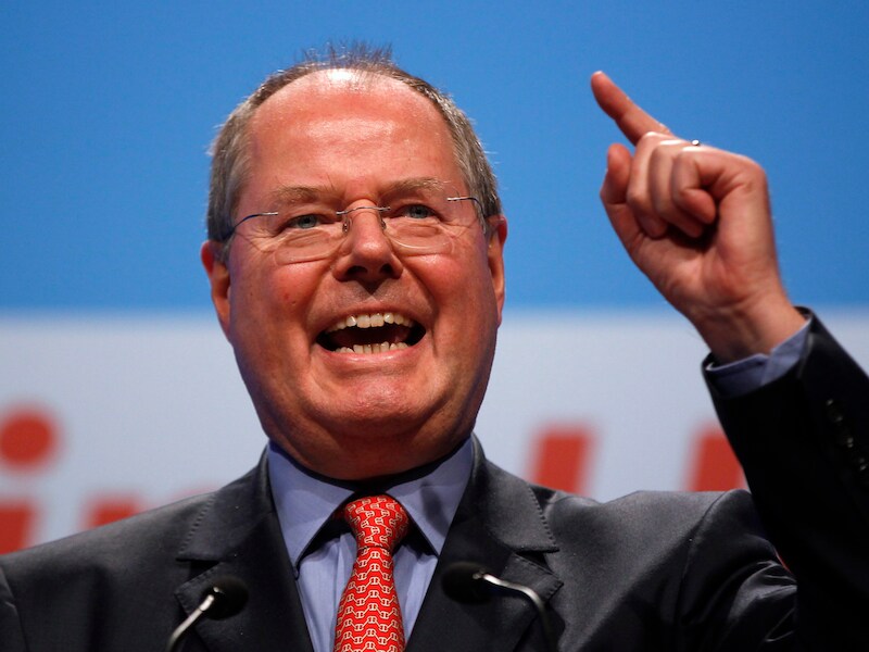 Peer Steinbrück daagt Merkel uit bij de parlementsverkiezingen volgend jaar.