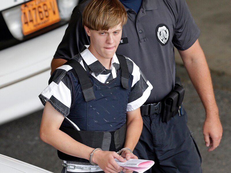 Dylann Roof wordt weggeleid nadat een federale jury hem veroordeeld heeft tot de doodstraf.