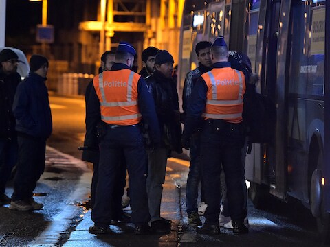 De politie controleert vluchtelingen aan de Frans-Belgische grens in Adinkerke (De Panne).