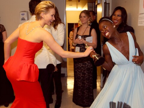 Jennifer en Lupita vechten op speelse wijze om het beeldje.
