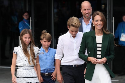 IN BEELD. Prins William en prinses Kate duiken voor het eerst met drie kinderen op in Schotland