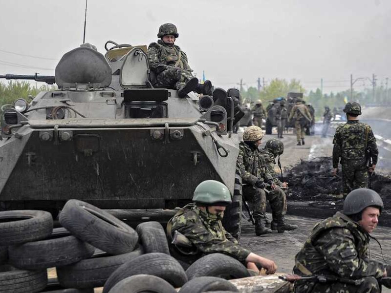 Oekraïense militairen houden halt de wacht bij een checkpoint nabij Slovjansk.