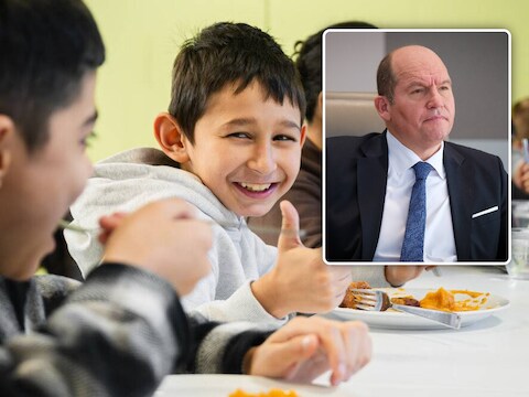 De Stad Brussel wil de gevolgen van de besparingen van de Franse Gemeenschap in het onderwijs zoveel mogelijk opvangen., Inzet: gemeenteraad Brussel: Philippe Close