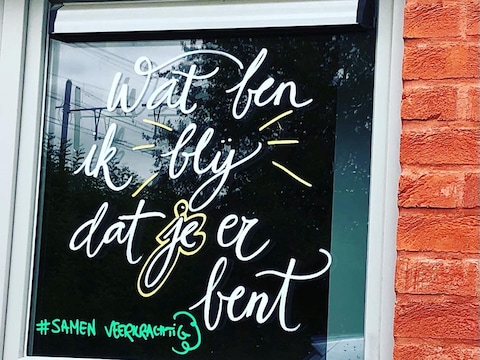 Een voorbeeld van een spreuk op een raam.