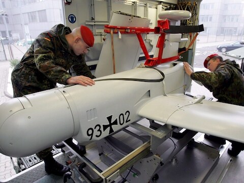 Soldaten checken een nieuwe drone in Bremen.