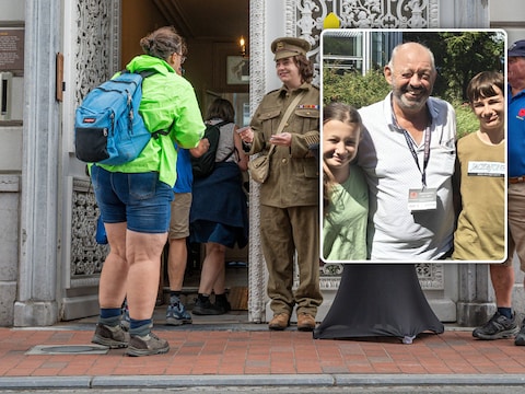 Deelnemers aan de 8 km van de Vierdaagse van de IJzer mochten door het Talbot House stappen. Inzet: Pierre Monnaert samen met zijn kleinkinderen. 
