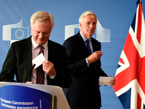 Brits brexitminister David Davis (links) en EU-brexitchef Michel Barnier.