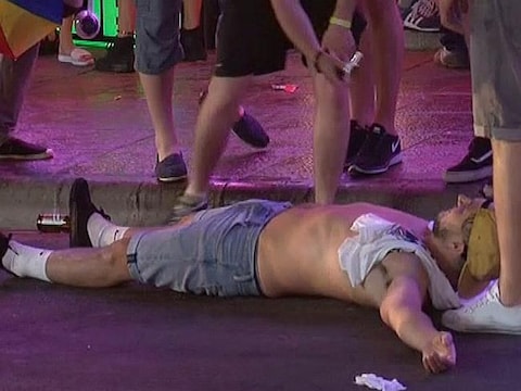 Een straattafereeltje in Magaluf, enkele uren nadat de strenge maatregelen van kracht werden die de zwijnerijen in het stadje een halt zouden moeten toeroepen.