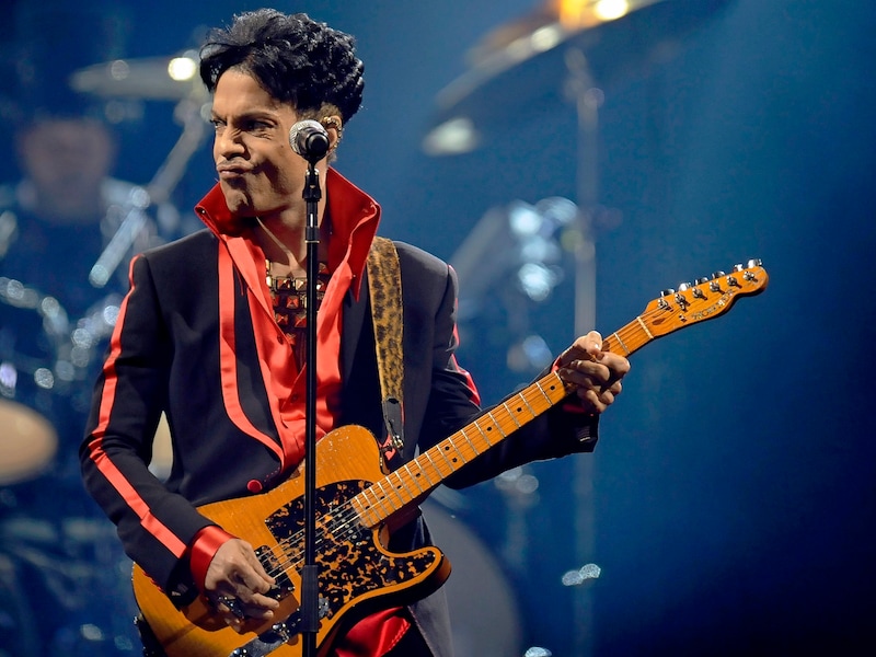 Zanger Prince op het podium in Antwerpen in 2010.