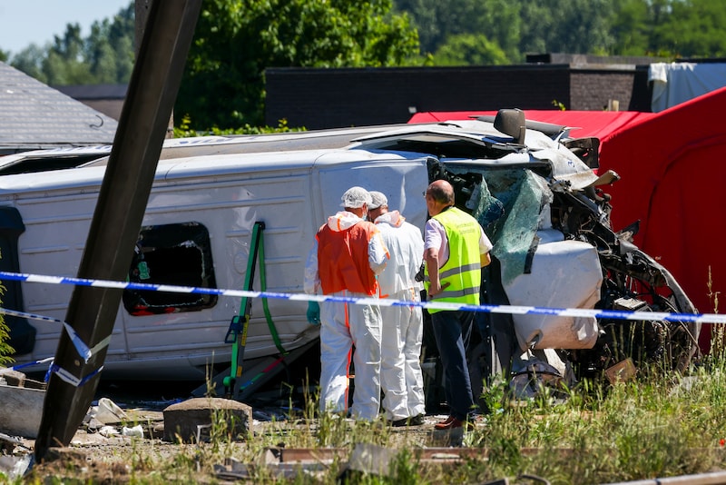 De schoolbus werd gegrepen door een trein bij een overweg in Buggenhout.