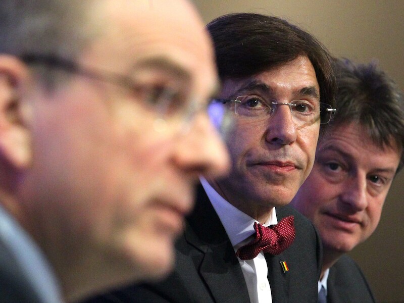 Minister van Financiën Koen Geens, premier Elio Di Rupo en Begrotingsminister Olivier Chastel.