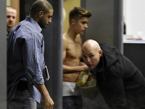 Justin Bieber shirtloos op de Internationale luchthaven Wladyslaw Reymont Lodz