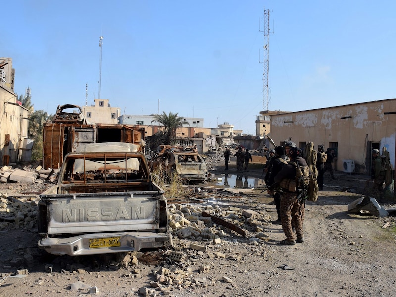 Iraakse soldaten patrouilleren in de omgeving van de legerbasis in Tikrit.