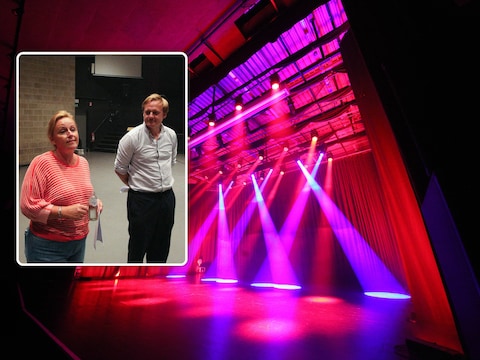 de nieuwe ledverlichting in OC De Vonke in Heule / schepenen Stephanie Demeyer en Maxim Veys, tijdens de toelichting op woensdagavond 2 september