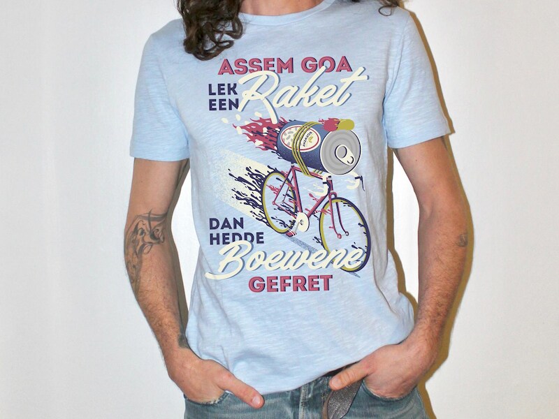 Tijs Vanneste - artiestennaam Jef Van Echelpoel - met een t-shirt met de slogan 'Assem goa lek een raket, dan hedde Boewene gefret'.