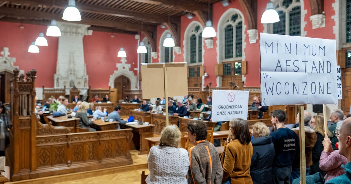 battel-protesteert-tijdens-gemeenteraad-windturbine-dubbel-zo-hoog