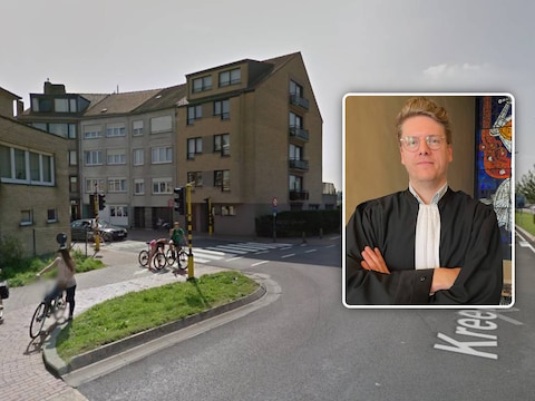 De bestuurder crashte aan het kruispunt van de Kreekstraat met de Zandvoordestraat in Oostende. Inzet: advocaat Jonas Van Oyen.