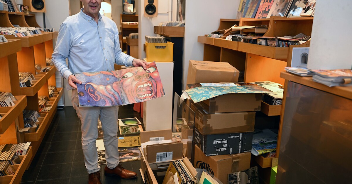 Jos (70) moet vijftigtal elpees op droogrek hangen in platenwinkel in ...