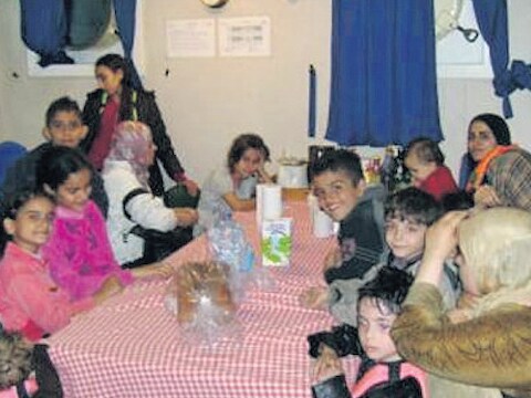 Het Nederlandse schip Abis Albuferia, onderweg naar Turkije, pikte 172 Syrische vluchtelingen op, gaf ze te eten en zette ze vervolgens af op het Italiaanse eiland Sicilië.