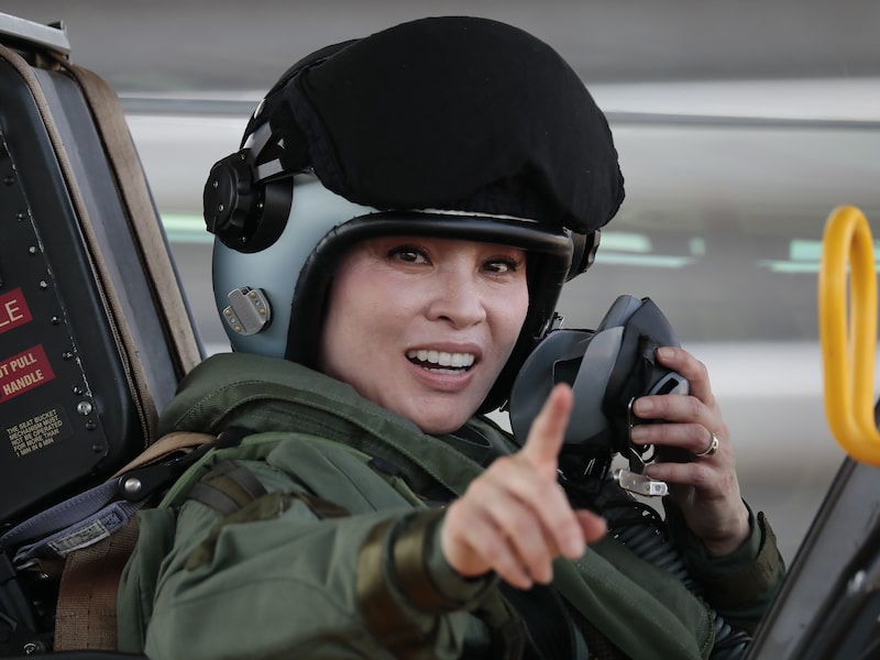 Koningin Suthida tijdens haar eerste solovlucht in een Gripen-gevechtsvliegtuig in Surat Thani, Thailand.