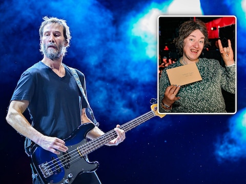 Superfan Edith overhandigde een briefje gericht aan Keanu Reeves tijdens zijn optreden op Rock Werchter.