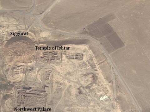 De vernietigde ziggurat van Nimrud (linksboven).