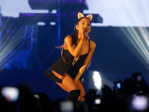 Ariana Grande op het podium in Las Vegas.