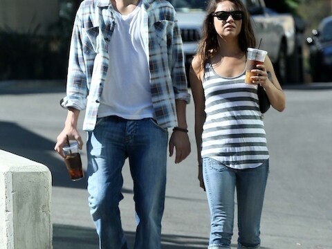 Ashton en Mila, met buikje en frisdrank