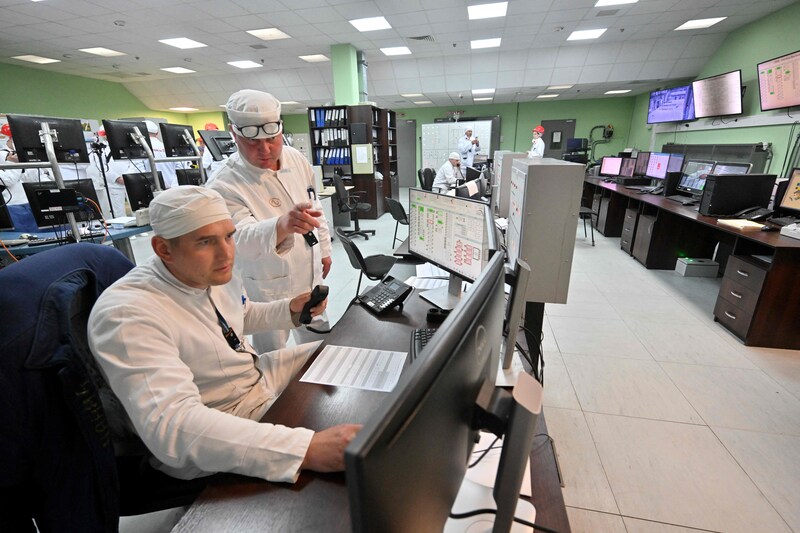 The status of the sarcophagus and the exploded reactor are continuously monitored by experts. (23/04/26) 