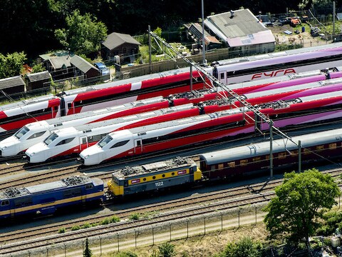 Luchtfoto van Fyra treinstellen op een rangeerterrein in Amsterdam Watergraafsmeer.