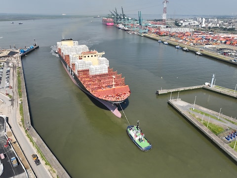 Een containerschip in de Berendrechtsluis, haven van Antwerpen.