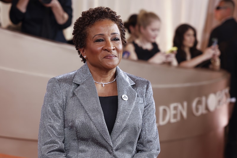 Wanda Sykes draagt een speldje met ‘Be Good’ op de uitreiking van de Golden Globes.