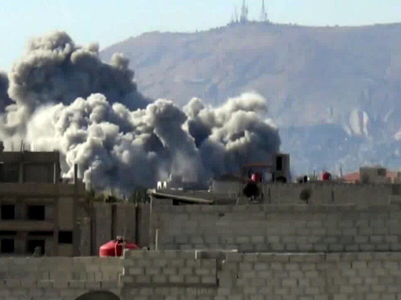 Deze foto, afkomstig van Youtube, toont een bominslag in de buurt van Damascus.